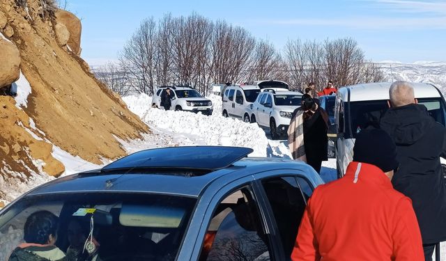 Hesarek'te Kayak Sezonu Başladı, Araçlar Yolda Kaldı
