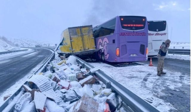 Bingöl Firmasına Ait Otobüs Kaza Yaptı: 9 Kişi Yaralandı