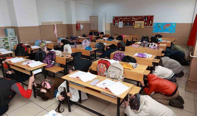Bingöl’de Öğrencilere Deprem Tatbikatı Yapıldı