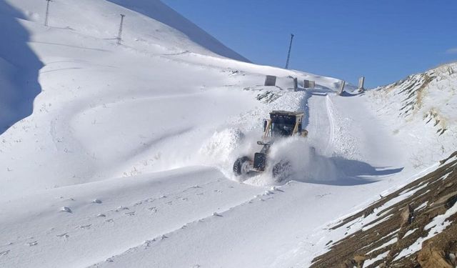 Hakkari’de 97 Köy ve Mezra Yolu Ulaşıma Kapandı