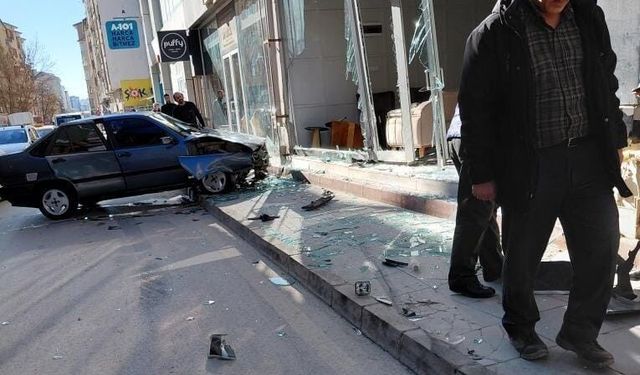 Otomobil Mobilya Mağazasına Girdi: Facia Kıl Payı Atlatıldı