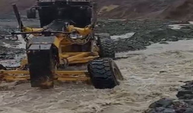 Elazığ'da Kuvvetli Yağış Sele Yolaçtı: İlçe ve Köyün Bağlantısını Sağlayan Yol Su Altında Kaldı!