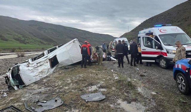 Yolcu minibüsü dere yatağına yuvarlandı: 16 yaralı