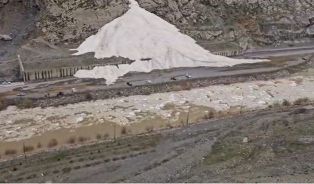 Hakkari'de Çığ Düştü