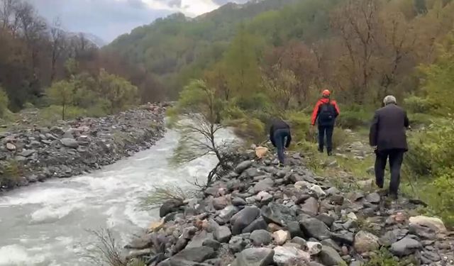 Köprüden düşen kadın akıntıya kapıldı
