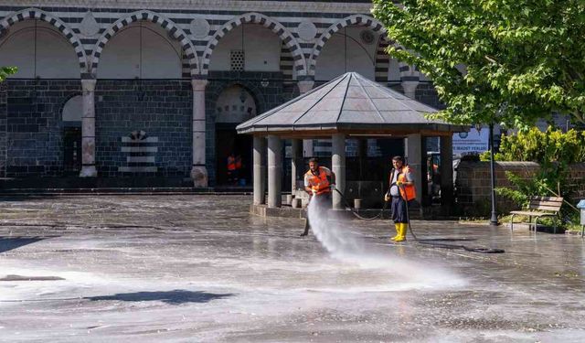 Diyarbakır'daki Camilerde Belediye Ekiplerinin Hummalı Çalışması