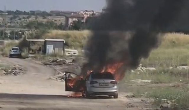 Diyarbakır'da Seyir Halindeki Otomobil Alevlere Teslim Oldu