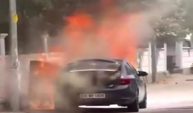 Diyarbakır'da Seyir Halindeki Otomobilde Yangın