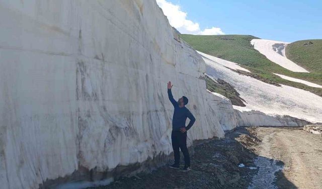 Haziran Ayında 5 Metrelik Kar Kütlesi Şaşırttı