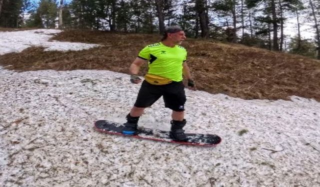 Yaz Mevsiminde Kar Üzerinde Snowboard Yaptı