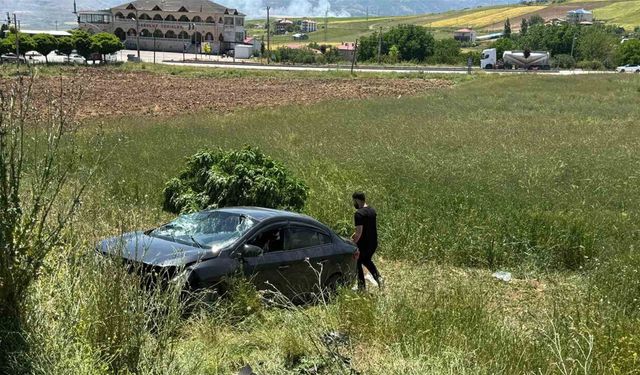 Kovancılar'da Otomobil Tarlaya Devrildi: 3 Yaralı