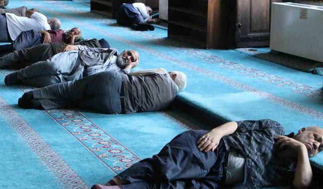 Diyarbakır'da Bunaltıcı Sıcaktan Camiye Sığındılar