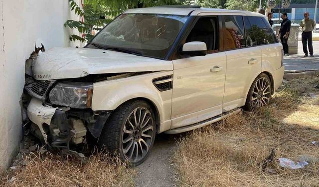 Kontrolden Çıkan Cip, Kaldırımdaki Yayalara Çarptı: 1'i Ağır, 2 Yaralı