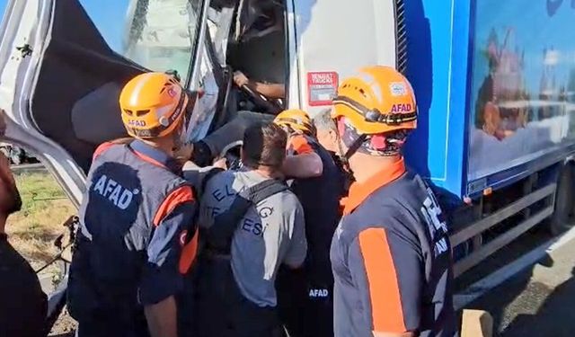 Ekipler, Araçta Sıkışan Şoförü Kurtarmak için Seferber Oldu