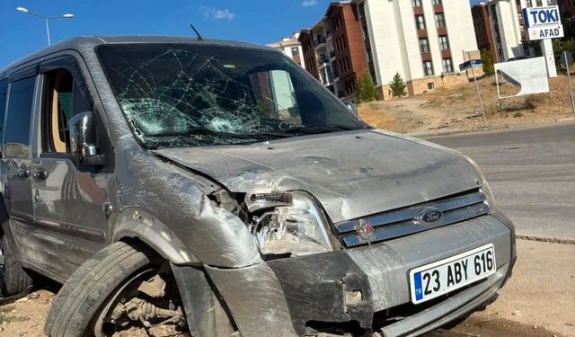Elazığ’da Hafif Ticari Araç Kaldırıma Çarptı: 1 Yaralı