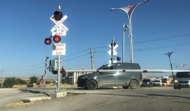 Elazığ’da Hemzemin Geçitte Tehlikeli Anlar Kamerada