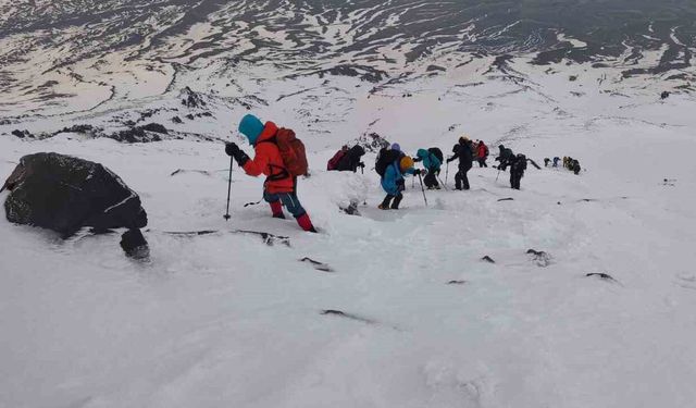 Ağrı Dağı'na Tırmandılar: Çevre Duyarlılığına Dikkat Çektiler!