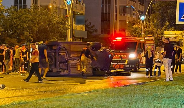Diyarbakır'da 2 Araç Çarpıştı: 3 Yaralı