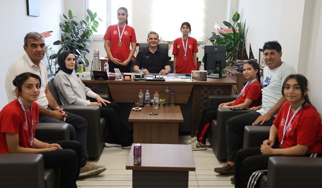 Bingöllü Başarılı Güreşçilerden İl Gençlik ve Spor Müdürlüğü'ne Ziyaret