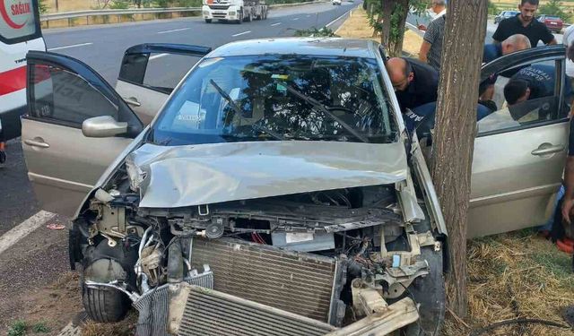 Kontrolden Çıkan Otomobil Ağaca Çarptı: 4 Yaralı