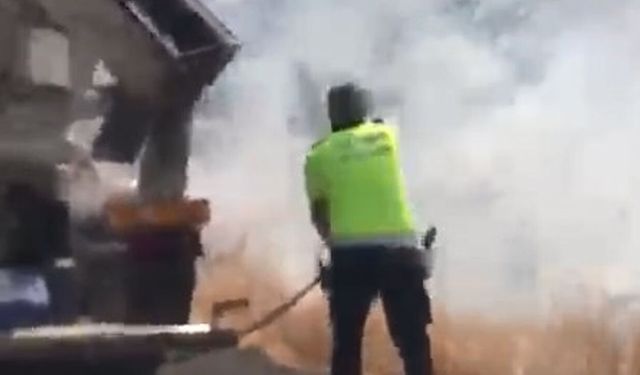 Elazığ'da Yangına İlk Müdahale Trafik Polisinden!