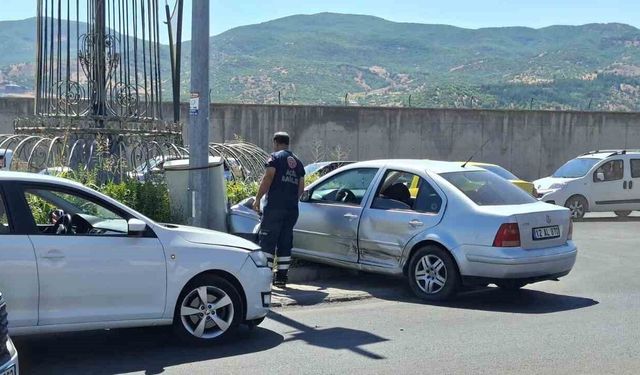 Bingöl Tugay Kavşağı'nda 2 Otomobil Çarpıştı: 1 Yaralı