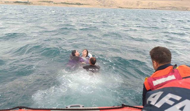 Van Gölü'nde Mahsur Kalan 3 Kişiye Ekiplerden Zamanında Müdahale!
