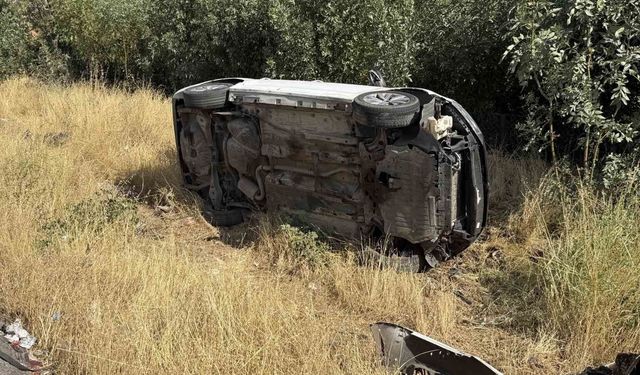 Diyarbakır’da Virajı Alamayan Otomobil Devrildi