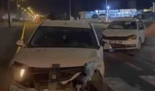 İki Otomobil Çarpıştı: 3 Yaralı