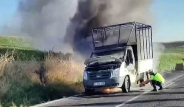Diyarbakır Hani Yolunda Kamyonet Yandı!