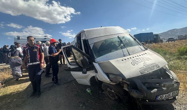 Minibüs, Kapağı Açık Bırakılan Rögar Çukuruna Düştü: 6 Yaralı