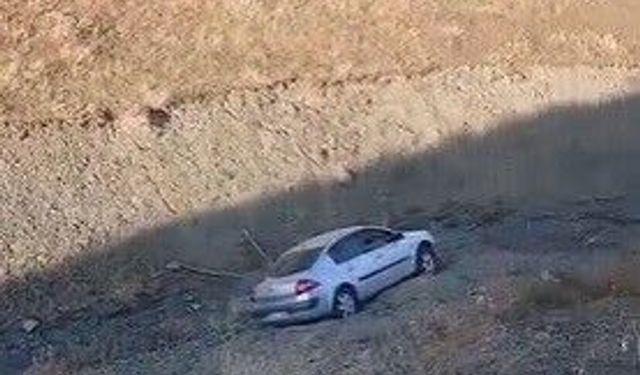 Palu'da el freni çekilmeyen araç dereye yuvarlandı