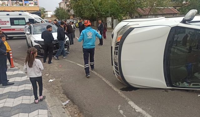 Bingöl'de Trafik Kazası: Ciple Çarpışan Kamyonet Devrildi
