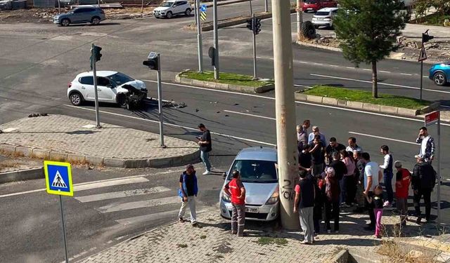 Diyarbakır'da 2 Otomobil Çarpıştı: 3 Yaralı
