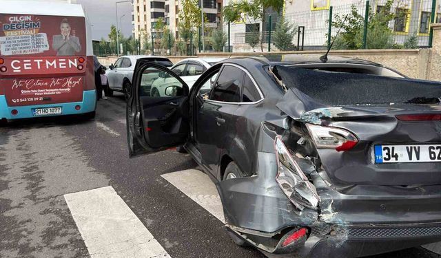 Diyarbakır'da Halk Otobüsü ile Otomobil Çarpıştı: 4 Yaralı