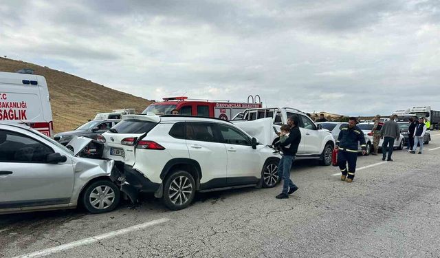 Elazığ'da Konvoydaki Zincirleme Kazaya İlk Müdahale Milletvekilinden Geldi
