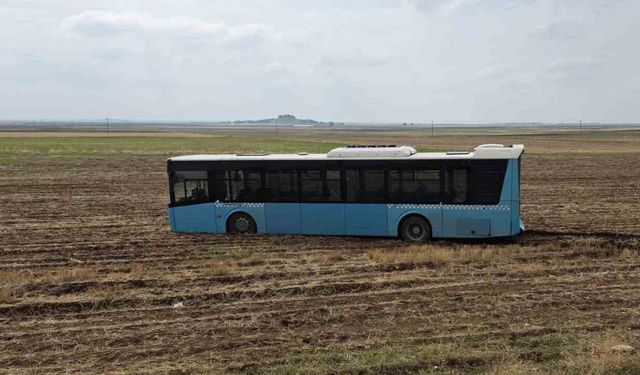 Diyarbakır Ergani Yolunda Belediye Otobüsü Boş Tarlaya Girdi!