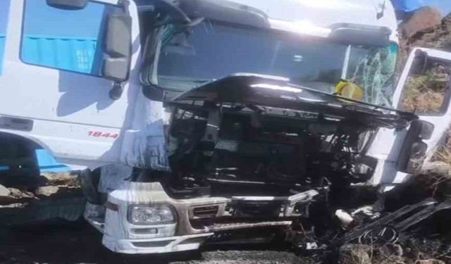 Şanlıurfa Diyarbakır Yolunda Tır Devrildi: 1 Yaralı