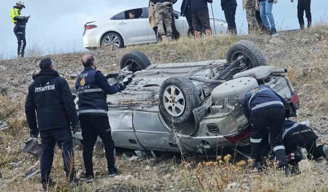 Van'da Otomobil Şarampole Yuvarlandı: 2 Yaralı