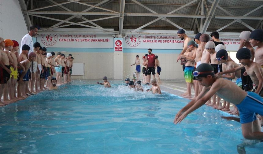 Bingöl’de 111 Öğrenci Yüzme Öğreniyor