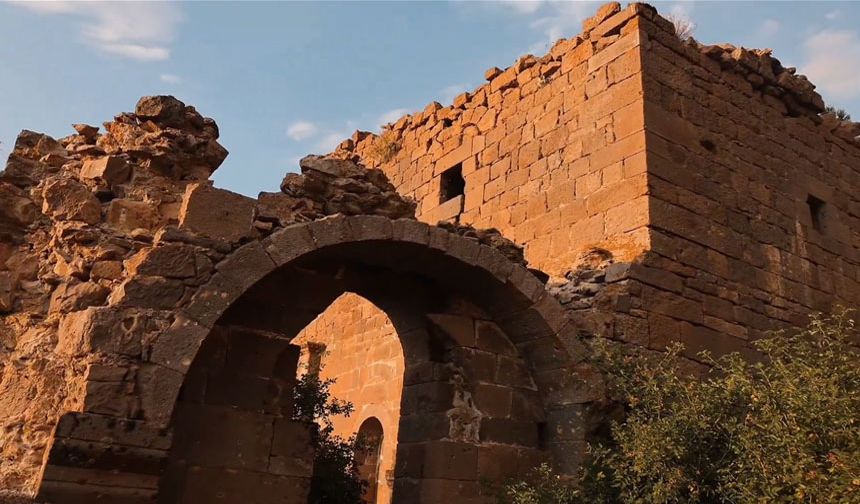 Kiğı'da Tarihi Manastır Mimarisiyle Büyülüyor