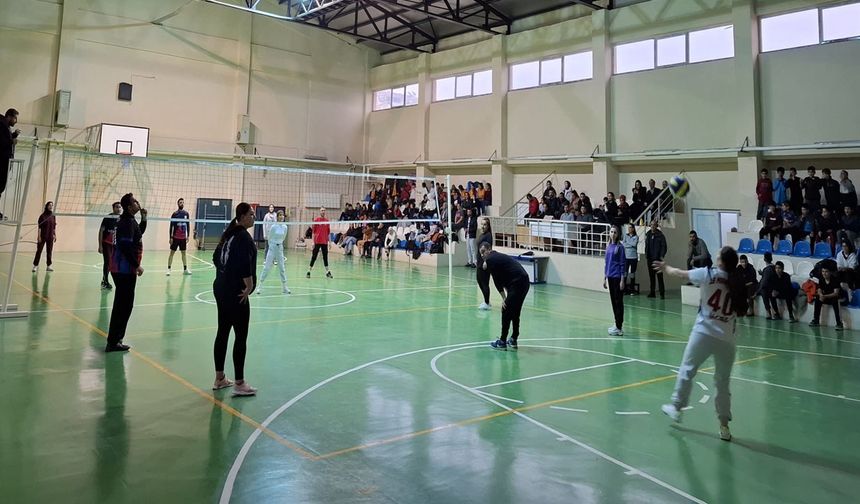 Kiğı'da Voleybol Turnuvasında Öğretmenler Mücadele Etti