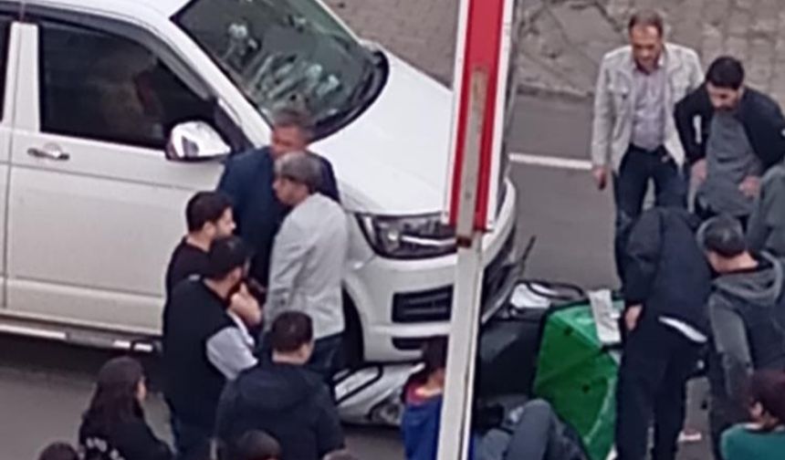 Panelvan motosiklete çarptı: 1 yaralı