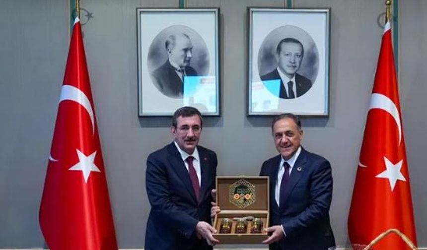 Vali Usta, AB Tescilli Bingöl Balı’nı Cevdet Yılmaz’a Takdim Etti