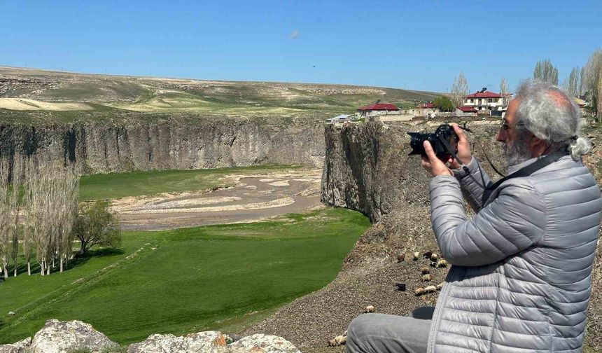 Fotoğrafın diliyle geçmişin izini sürüyor