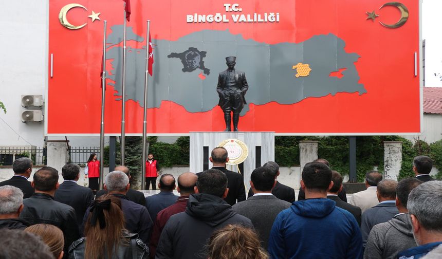 Bingöl'de 19 Mayıs Kutlamaları, Çelenk Sunma Töreni ile Başladı