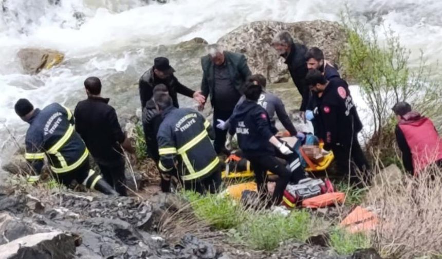 Yüksekova Doski Vadisi'nde Trafik Kazası: 2 Ölü, 3 Yaralı