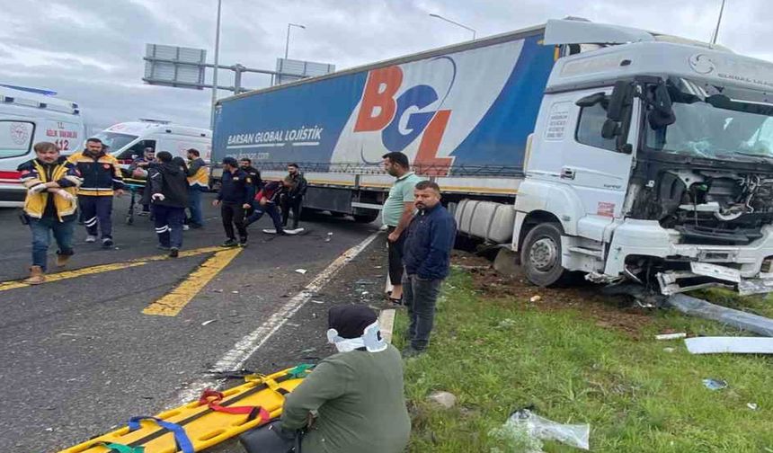 Kars'ta Tırla Otomobil Çarpıştı: 4 Yaralı