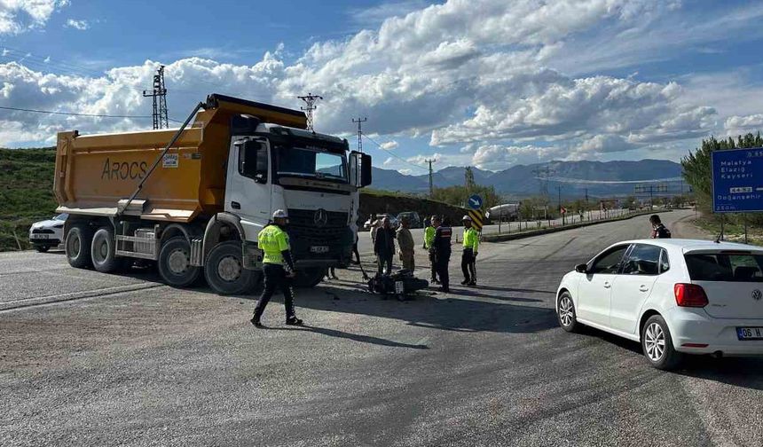 Malatya'da Kamyon ile Motosiklet Çarpıştı: 1 Yaralı