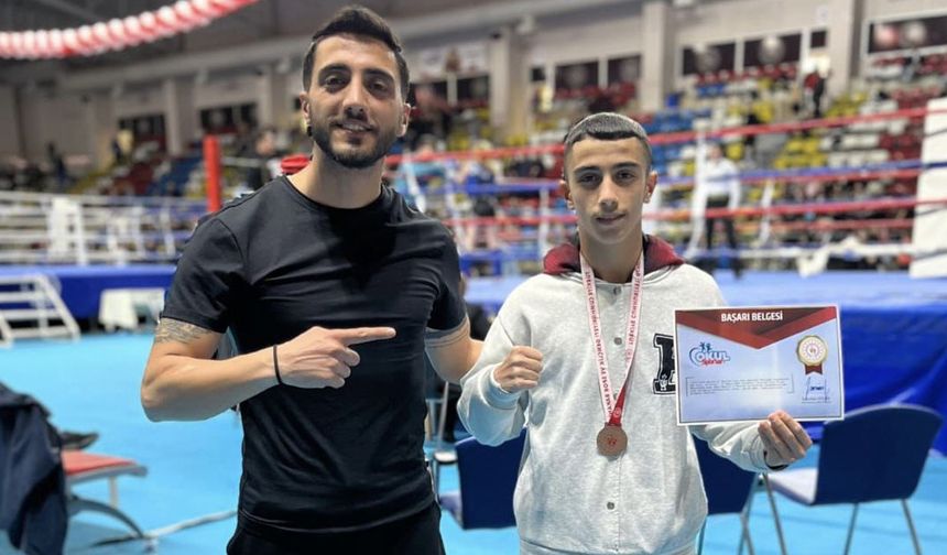 Bingöllü Sporcu, Muay-Thai 'Türkiye Üçüncüsü' Oldu!
